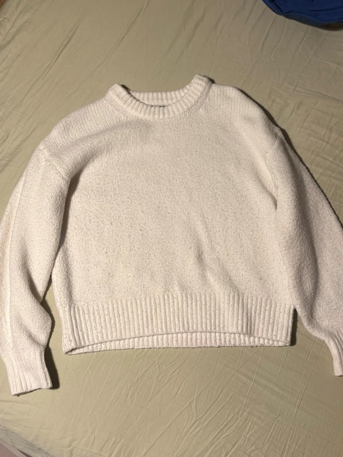 Vit stickad tröja med rund hals  - 1