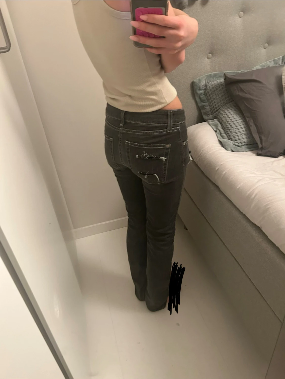 Grå jeans med slitningar och broderi - 1