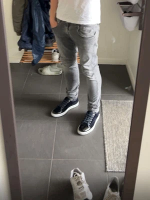 Replay grå slim jeans - Snygga grå jeans från Replay i slim fit-modell Strolek 31/34 . 