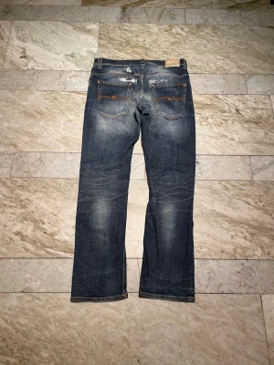 Nudie jeans  - Sjukt sköna Nudie jeans med feta lagningar! St 36/32! Mått: midja-46cm, längd- 110cm! Hör av dig vid ytterligare frågor! Mvh Henry 