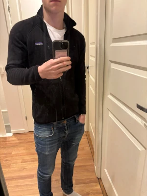 Patagonia fleece - Tja, säljer nu denna feta svarta Patagonia fleecen då den inte kommer till användning. Storlek S, väldigt fint skick utan några defekter. Skriv vid minsta lilla fundering! Priset är ej hugget i stenen.