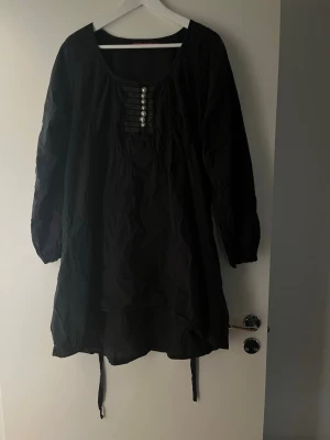 Blus från Indiska  - Svart plus från indiska med knappar längst fram, den är i storlek 44, upplever den som liten i storken. 
