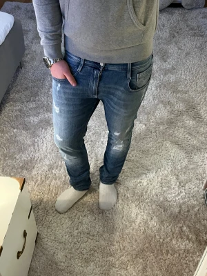 Replay anbass jeans - Replay Jeans med slitningar | skick 9/10 | Storlek 31/32 | Pris - 549kr | Modellen är ca 179cm lång | Hör av dig vid minsta fråga eller fundering!!