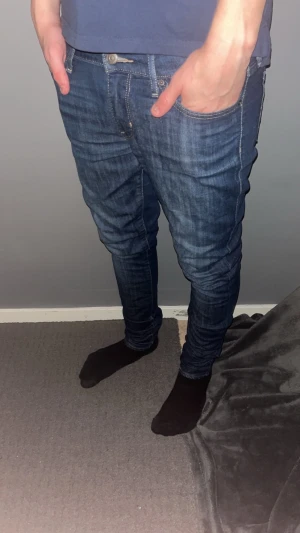 Slim jeans - Slim jeans - Levi’S - Storlek: W28/L32 - Mycket bra skick - Nypris: 1299kr - Vårt pris: 199kr - hör av dig vid funderingar💫 