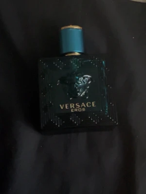 Versace Eros 50 ml  - LÄS DETTA INANN! Hej, säljer min versace eros edt, den är använd som ni ser och skulle gissa på de är ca 35-30 ml kvar i den, är osäker om den är äkta eller inte, jag har jämfört min och edp version i butik och det luktar exakt samma då. (PRISET DISKUTERAS PRIVAT)