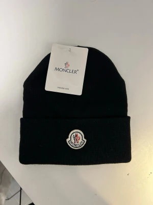 Moncler mössa  - Svart Moncler mössa 