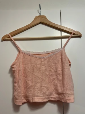 aprikosfärgat linne - croppat linne med vita spetsdetaljer! uppskattad storlek S, skriv för mått m.m. <3 okänt märke