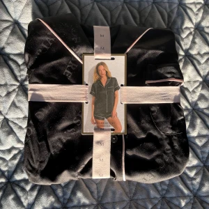 Victoria Secret Pyjamas  - Ett svart pyjamas det med rosa detaljer från Victoria Secret med både shorts och tröja. Den är helt oanvänd, endast testad💞