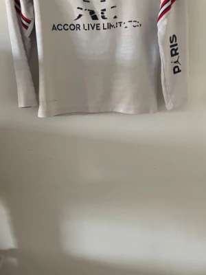 Vit psg traicsuit st 140  - Säljer min vita psg traicsuit i storlek 140. Den är ganska sliten vid texten och det har gått bort lite från texten. Därför försöker jag sälja den billigt. Skriv till mig för mer info!😊