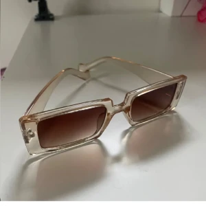 Chimi liknande solglasögon  - Super snygga beiga solglasögon som tyvärr aldrig kommit till användning! Helt nya! 💘🫶🏼