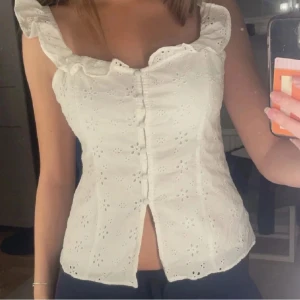 Broderad topp - Nyskick från hm i strl S💕
