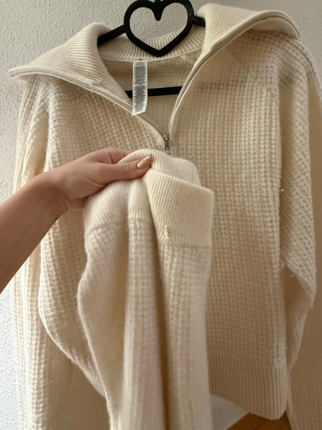 Beige stickad tröja från Alo+ byxor - 4