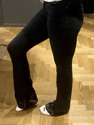Svarta långa bootcut jeans med spets - YTTERLIGARE INFO FINNS I BILDERNA! Snygga långa bootcut jeans med svart spets som förlängning! Dessa är diskreta men samtidigt snygga och unika på grund av spetsen! Kom ihåg, titta igenom måtten noga eftersom att jeansen ska passa just dig perfekt!💙