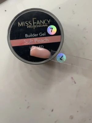 Miss fancy gelé  - Superfin builder gel som tyvärr inte kommer till användning. Så lätt att arbeta med och en jättefin färg 💕 Ca 75% kvar! 