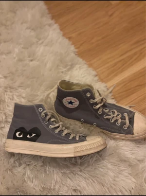 Converse x Comme des Garçons Play blågrå.  - Converse x CDG!! Min kille har bestämt sig förvar sälja sina fina converse!  Superfina enkla skor som passar alla. Väl använda, går även säkerligen att göra dem renare än vad de är på bilden!   300kr är det som gäller inte lägre bud. 🩷