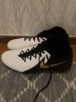 Fotbollsskor Nike Phantom Luna - Helt oanvända fotbollsskor i storleken 44! Säljer dessa på grund av att dom inte passar mina fötter och var försent ute för returnera dom! 