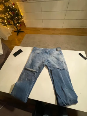 Replay ljusblå jeans med raka ben - Säljer ett par ljusblå jeans från Replay med klassisk femficksdesign och raka ben. Jeansen har snygga slitningar och detaljerad Replay-märkning på bakfickan. Materialet är mjukt jeans och passformen är normal, perfekt för dig som gillar en avslappnad stil. Vill ha 400 för dom men kan diskutera priset. Skriv för frågor👍