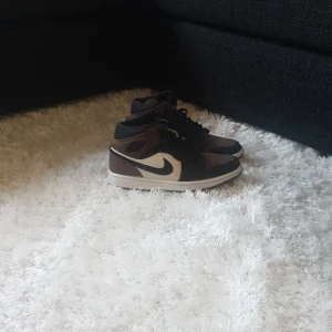 Jordans  - Snygga Nike Air Jordans i en stilren kombination av brunt och svart och har inget kvitto men min bror har kvitto fast inte samma affär och har tappat bort mitt kvitto och de kostar 2600kr på farfetch