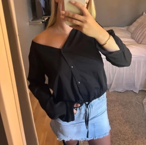 The black label Collection  - Jättesöt blus som man kan ha offshoulder, eller rak som den är. Man kan justera om man önskar ha den loose eller mer tight med rosetten i midjan. 