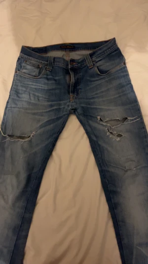 Slim jeans med slutningar  - Slim jeans med slutningar - Storlek: 32/32 - Mycket bra skick med feta slitningar - Nypris: 1499kr - Mitt pris: 229kr - hör av dig vid funderingar 💫