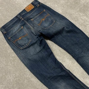 Nudie Jeans - Nudie Jeans | Modell: Steady Eddie | Skick 9/10 mycket bra | Nypris ca 2500kr | Mitt pris 749kr | Midja: 41.5cm | Ytterbenslängd: 108cm | Benöppning: 17cm | Lår: 29cm |  Kom gärna pm vid frågor eller funderingar | Postas eller möts upp i Gävle!