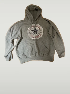 Converse hoodie  - En vintage converse hoodie med fett tryck som tyvärr är väldigt slitet jag tycker bara det ger mer karaktär.