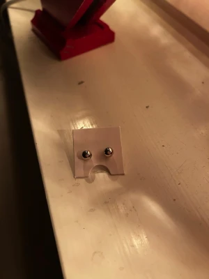 Silvriga pärlörhängen - säljer ett par super söta silvriga örhängen 