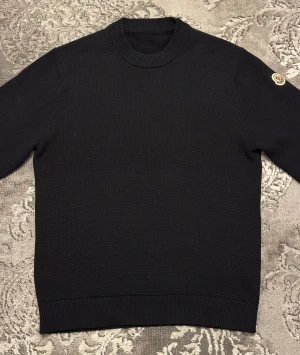 Moncler tröja - Fin stilren stickad Moncler tröja med diskret logo på armen, passar alla tillfällen och den är använd en gång helt ny, pris kan diskuteras vid snabb affär.