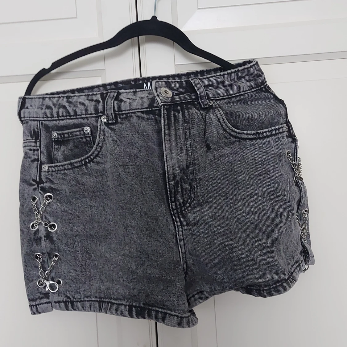 Grå jeansshorts med kedjedetaljer FB Sister
