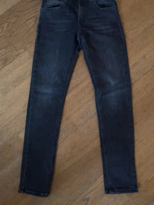 Svarta Replay jeans - Ett par helt nya svarta jeans från replay. Jeansen har aldrig använts och har även med sig prislapp. Storleken på jeansen är 10a, (ca 10 år). Modellen för dessa replay jeans är super slim. Säljer dessa för 450kr, men hör av er om ni har några funderingar!
