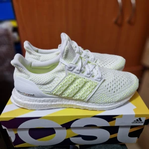 Nya Glow in the dark Adidas UltraBoost EU44 - Oanvända i original låda. Storlek 44. Sällsyn variant som är svår att få tag på. Lyser i mörkret när den absorberar solljus under dagen. Sista priset är 3000 kr. Ej intresserad av byten eller skambud. Skickas spårbart och försäkrat. 