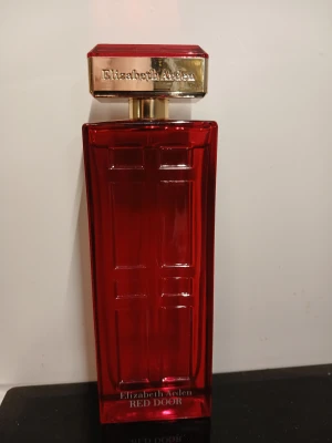 Elizabeth Arden Red door - Elizabeth Arden Red Door är en vacker och pampig flaska med dess vintage inslag av vinröda lysande färger. Väldigt full flaska som är i stort sett oanvänd. Doftar elegant och rymmer 100 ml🌹