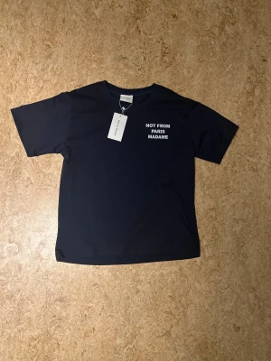 Not from Paris madame t-shirt - Stilren not from Paris madame t-shirt inga defekter förekommer. Storlek S