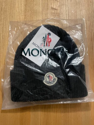  Moncler mössa - Moncler mössa i nytt skick 