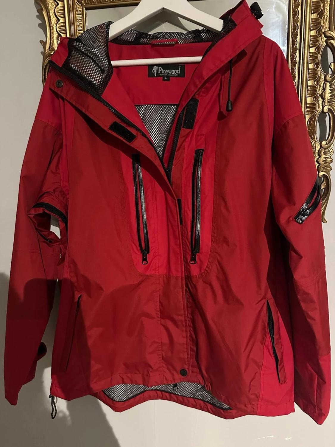 Röd vindjacka från Pinewood, stl L