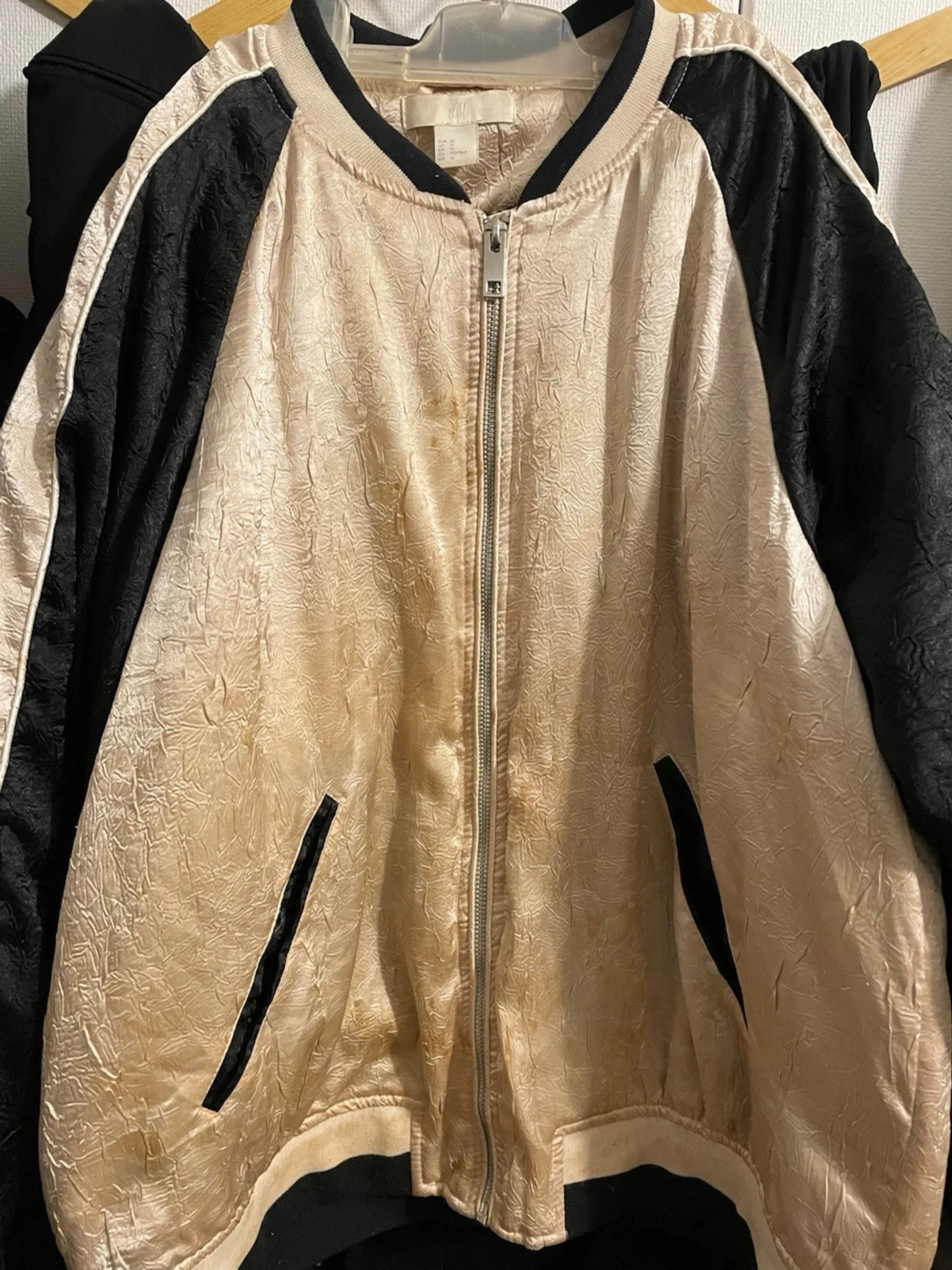 Beige och svart bomberjacka med struktur