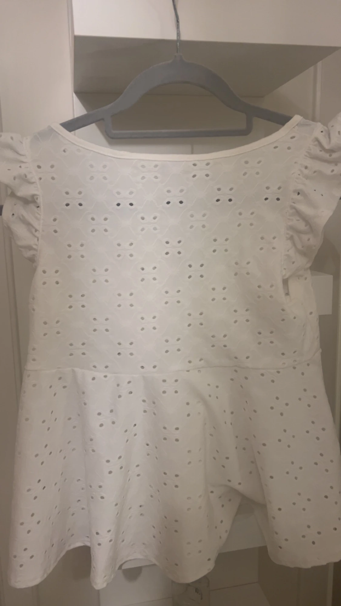 Vit blus med knyt  - 1