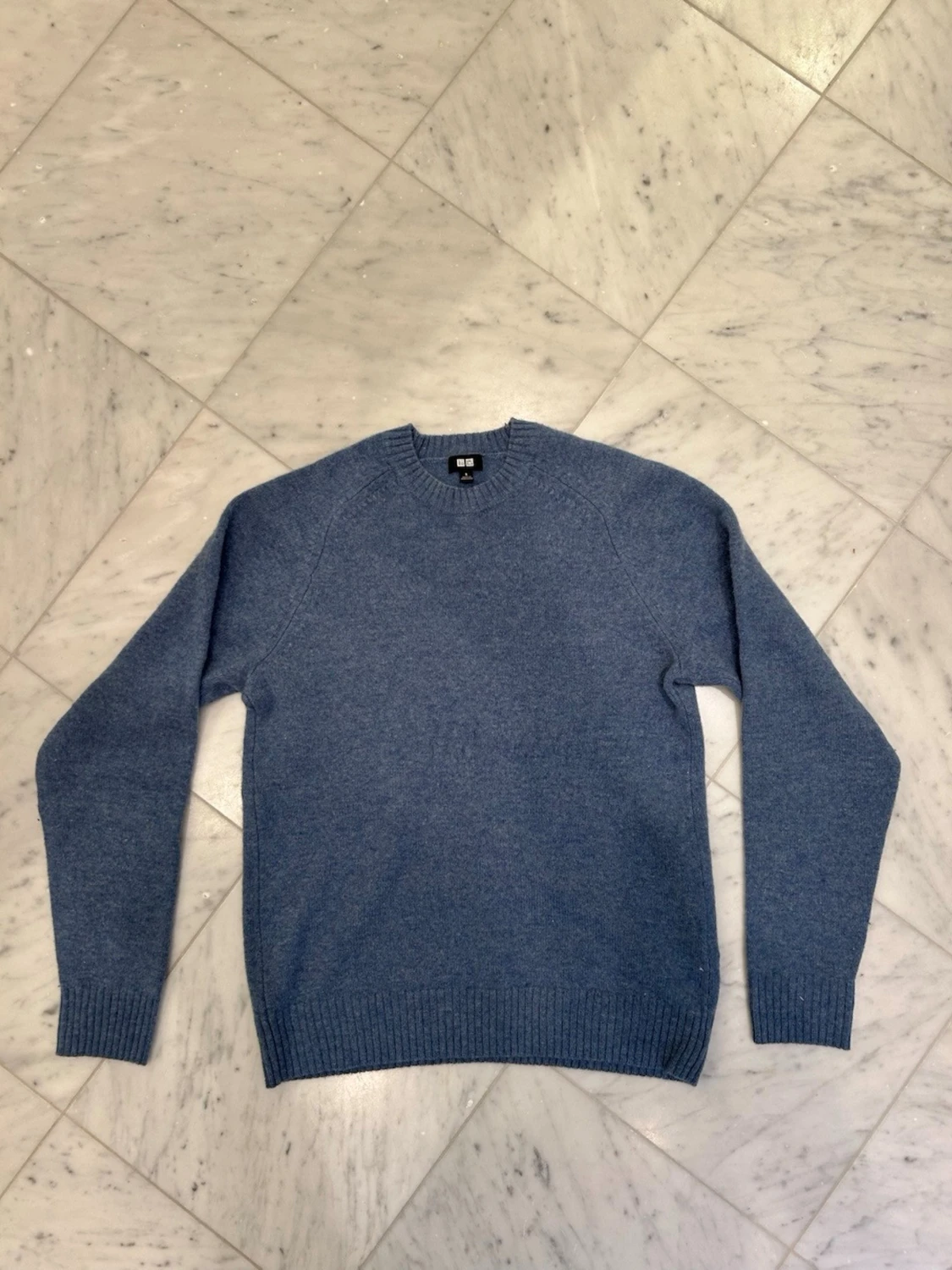 Blå stickad tröja från Uniqlo