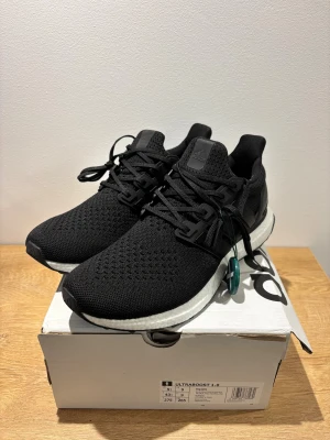 Adidas Ultraboost - Adidas Ultraboost 1.0, Skick: 10/10 – helt oanvända, kommer med originalbox. Vid frågor eller intresse, skicka gärna ett DM.