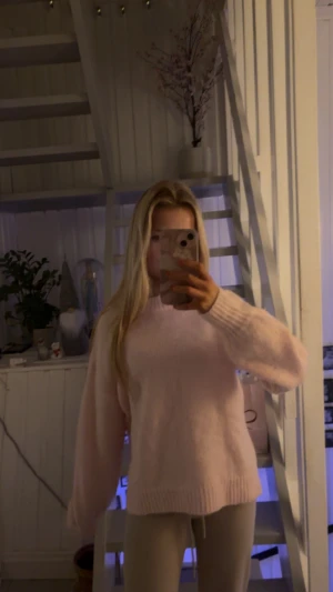 Ljusrosa stickad tröja från SHEIN - Supermysig ljusrosa stickad tröja från SHEIN med rund hals och ribbade muddar vid ärmslut och nederkant. Tröjan har en loose passform och är långärmad, perfekt för kyliga dagar. Enkel och stilren design som är lätt att matcha med olika outfits.