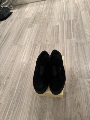 Axel Arigato 360 Laceless Hel Svarta Sneakers - Säljer mina Axel Arigato skor, har haft dem i ungefär 1 år nu men har knappast haft på mig dem (bara under speciella tillfällen såsom bröllop eller fester) Storlek 43 