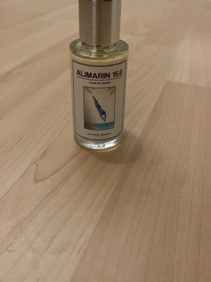 Alimarin 15.0 Extrait de Parfum - Alimarin 15.0 från one bold chemist är en extrait de parfum med modern design. Perfekt för dig som vill sticka ut med något unikt och fräscht. Volym och ingredienser framgår ej på flaskan.