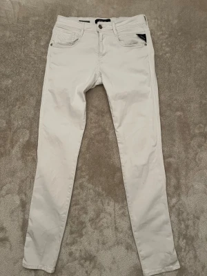 Vita Replay jeans - Säljer dessa riktigt snygga Replay hyperflex i storlek 29/32. Inga tecken på användning, trots att de är vita (inga fläckar eller smuts). Hör av dig om frågor!
