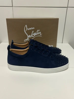 Christian Louboutin Sneakers  - Helt nya aldrig använd. Storlek 43. Snabb frakt fraktar inom 24h.