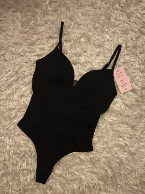 Body från h&m som är eftertraktad och populär, slutsåld!! - Body från H&M☺️Storlek S🔥Ny med lappar på! Mina egna bilder!💖💖✨✨Superfin🥰🥳