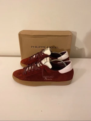 Philipe model Paris skor  - Riktigt feta Philipe model Paris skor i röd fin mocka -skorna är helt nya alltså inga defekter -OG all- vid en snabb och smidig affär kan priset prutas lite -vid frågor eller funderingar hör av er 🤩