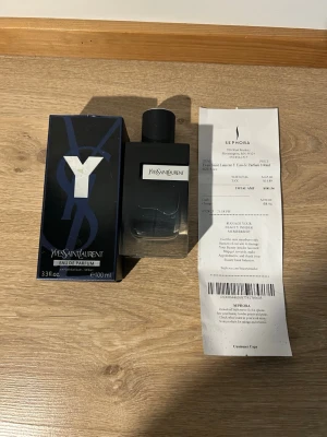Yves Saint Laurent Eau de Parfum - Stilren parfym från Yves Saint Laurent, 100 ml Eau de Parfum. Tillverkad i Frankrike. Perfekt för dig som vill ha en ikonisk doft i snygg flaska. Ingredienser och detaljer finns på förpackningen.