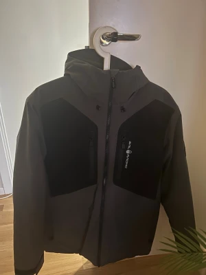  Sail Racing - Säljer en sail racing jacka för den är för liten för mig. Jag använde den 1 säsong sen blev det litet hål vid sidan som knappt syns där av priset annars är den e bra skick knappt använd.