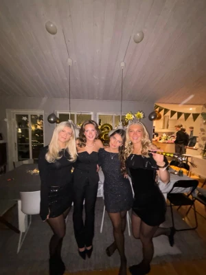 Svart glittrig offshoulder klänning - Supersnygg svart kortklänning i sammet med glittrig offshoulder del! Har storlek L men är egentligen en S/M så liten i storleken! Endast använd en gång❤️