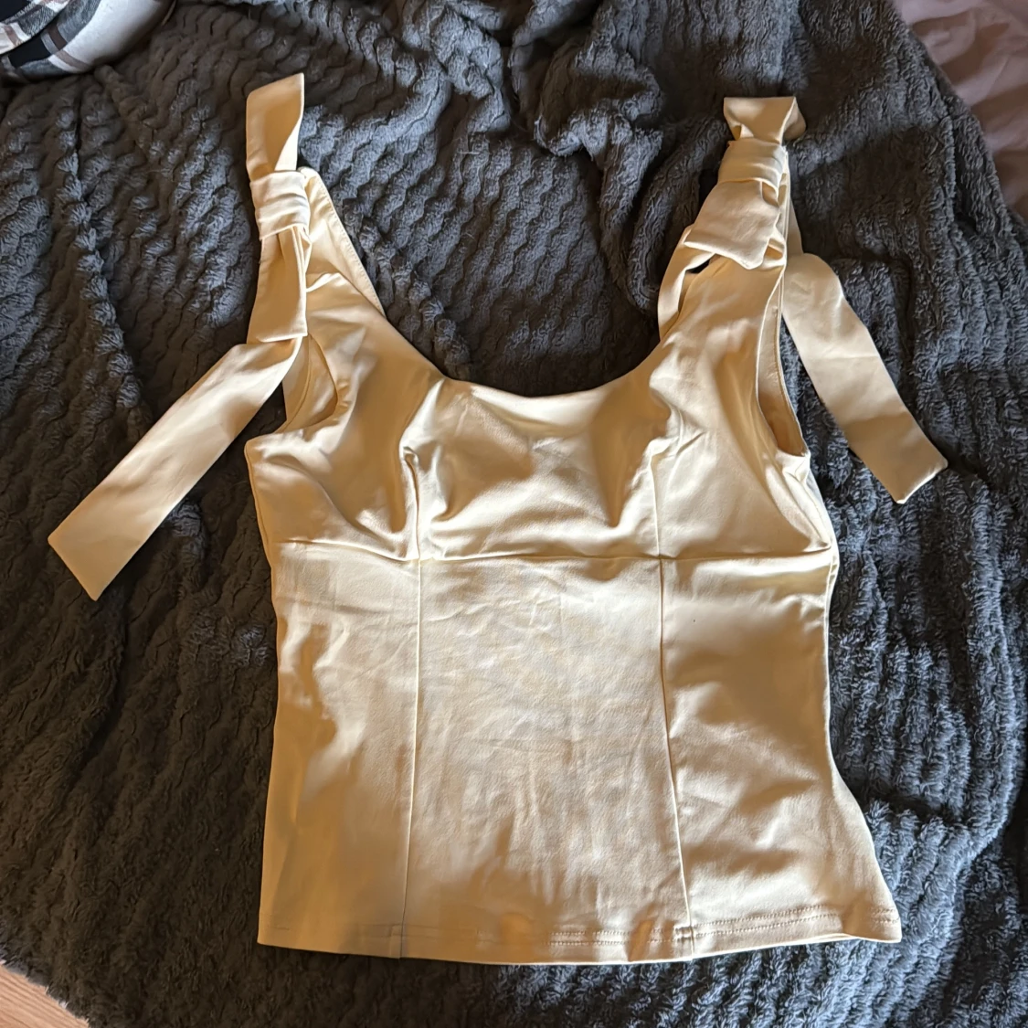 Ljusgul linnetopp med knytband